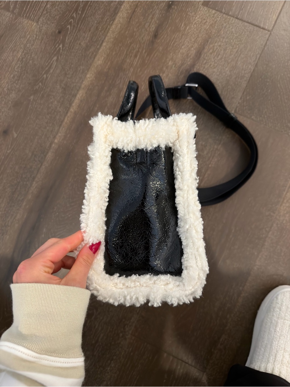 Marc Jacobs Black Tote Bag with Cream Shearling Trim - Picture 4 of 4